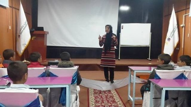 Amina em aula de cuidados pessoais para meninos de rua no Afeganistão