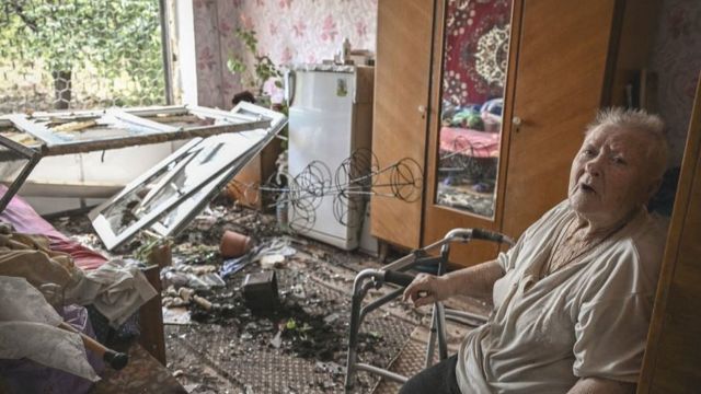 Una mujer en un apartamento bombardeado en Solidar, este de Ucrania, el 4 de junio de 22