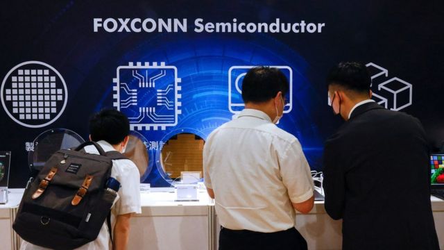 鸿海富士康股东在新北市出席股东会后参观产品展览（31/5/2023）