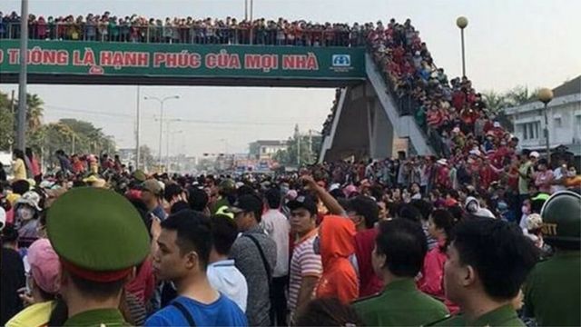 Hàng ngàn công nhân Pouchen VN tụ tập ở khu vực cầu vượt quốc lộ 1K để phản đối đề xuất thang lương mới hồi 2018