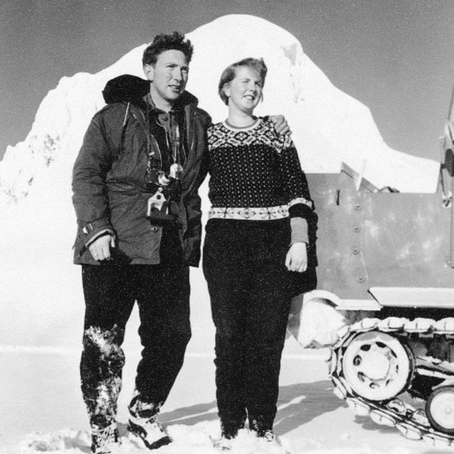 Los abuelos maternos del escritor, Arni y Hulda, en la nieve en 1956