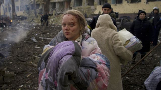 Marianna Vishegirskaya do lado de fora de uma maternidade danificada por bombardeio em Mariupol, Ucrânia, quarta-feira, 9 de março de 2022. Vishegirskaya sobreviveu ao bombardeio e depois deu à luz uma menina em outro hospital em Mariupol dias depois