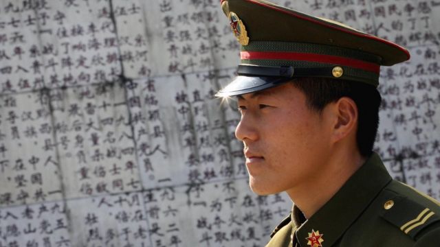 Một người Trung Quốc đi thăm Nghĩa trang Tử sĩ của Trung Quốc những người đã chết trong cuộc chiến tranh biên giới với Việt Nam, cuộc chiến đã cướp đi sinh mạng của hàng chục ngàn người lính trẻ từ cả hai nước và cho tới nay một bức màn bí ẩn vẫn bao phủ cuộc xung đột này và không bao giờ được giải thích rõ ràng với công chúng. Ảnh chụp ngày 22/2/2007.