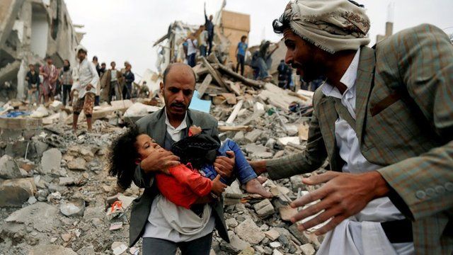 Vítimas de bombardeio em Sanaa