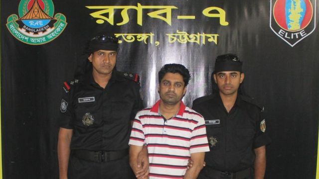 ঢাকার উত্তরা এলাকা থেকে পোশাক কারখানার উপকরণ ব্যবসায়ীকে গ্রেপ্তার করে চট্টগ্রামের র্যাব-৭ এর সদস্যরা।
