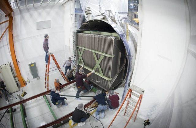 மைனஸ் 186 டிகிரி செல்ஷியஸ் அதி உறை தட்ப நிலையில் 150 டன் ஆர்கன் நீர்மம் வைக்கப்பட்டுள்ள கிரையோஜெனிக் தொட்டியில் 12 மீட்டர் நீளமுள்ள மைக்ரோபூன் டிடெக்டர் வைக்கப்பட்டுள்ளது.