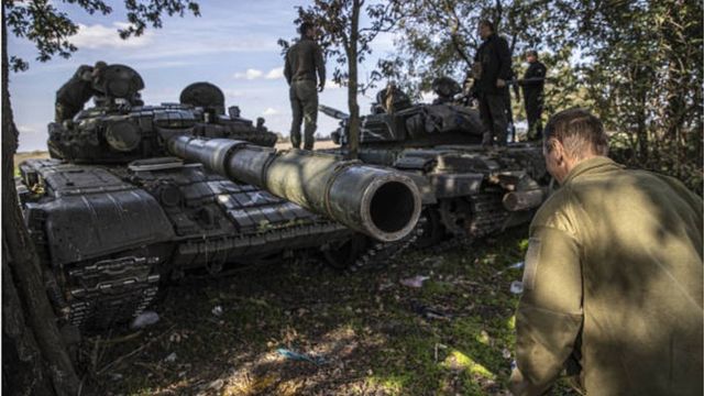 قوات أوكرانية في بلدة بمنطقة خيرسون بعد أن استعادتها في وقت سابق من هذا الشهر من القوات الروسية
