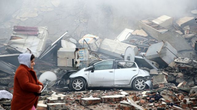 Por qué los terremotos de Turquía y Siria han sido tan mortíferos y devastadores - BBC News Mundo