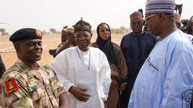 Minisita feto iroyin lorilẹ̀ede Naijiri, Lai Muhammed ati minisita kan pẹlu ọga ologun kan n sọrọ