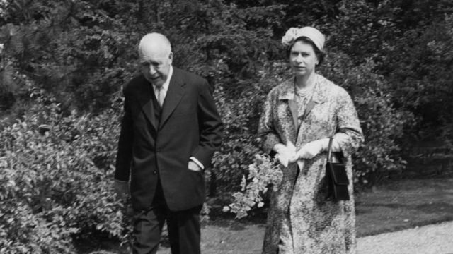 A rainha Elizabeth 2ª em visita a Nils Bohr em 1957