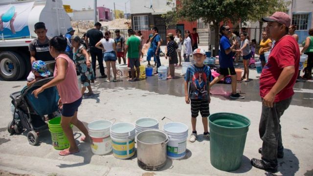 Una fila para recibir agua en Monterrey