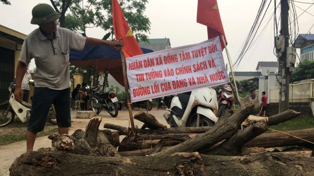 Một con đường ở xã Đồng Tâm, ngoại thành Hà Nội bị người dân chắn. Ảnh chụp ngày 20/4/2017