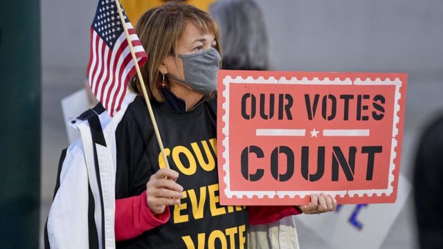 Una mujer sujeta un cartel que dice "nuestro voto cuenta", en Pensilvania el 4 de noviembre.