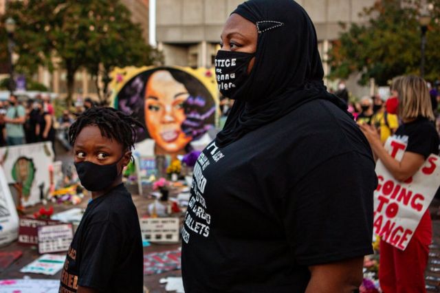 Mãe e filho em manifestação em Louisville pela morte de Breonna Taylor