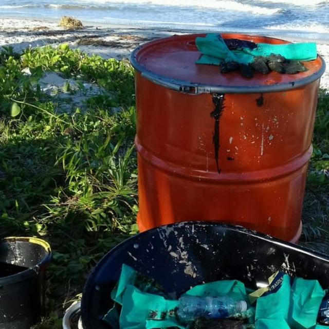 Tonel com óleo retirado do mar em Canavieiras