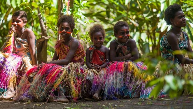 Danse traditionnelle avec des filles vêtues de vêtements de couleur et de jupes d'herbe sur l'île de Tanna, Vanuatu