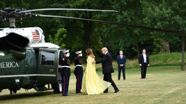 Tổng thống Donald Trump và Đệ nhất Phu nhân Melania Trump lên phi cơ Marine One rời nhà riêng của đại sứ Mỹ tới dự tiệc bữa tối do Thủ tướng Theresa May chủ trì ở Cung điện Blenheim, Oxfordshire.
