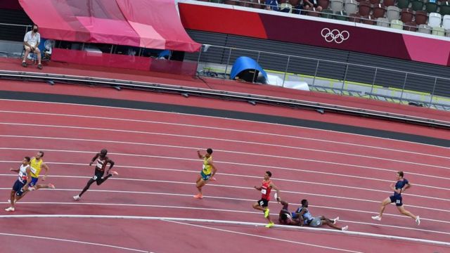 美国选手杰维特（左）与博茨瓦纳选手阿莫斯（右）双双跌倒，继而互相扶持冲线，彰显体育精神。(photo:BBC)