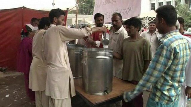 People giving out water during Pakistan heatwave