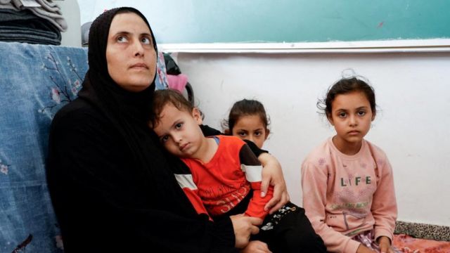 一名妇女和三名儿童在加沙一所联合国开办的学校避难