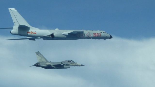 中国大陆军机近来多次飞越所谓的“海峡中线”。图为2020年2月10日，台湾F-16战机升空监控伴飞中国军机绕台飞行（台湾国防部资料照片）。(photo:BBC)