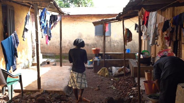 BBC Ekibi, Fatou'yu Gine'nin başkenti Conackry'deki evinde buldu.