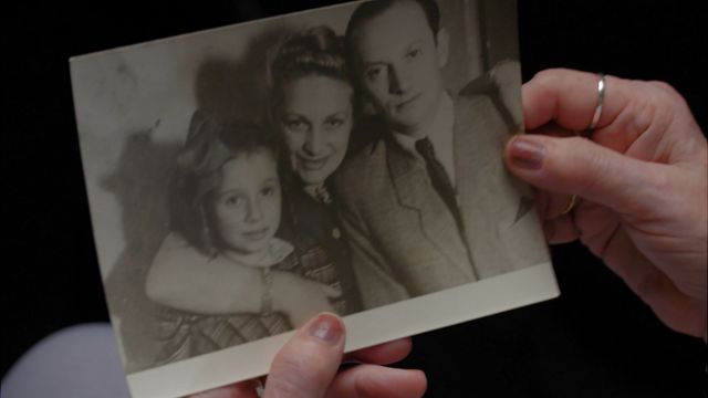 Тамар (на снимке слева) с мамой и отчимом