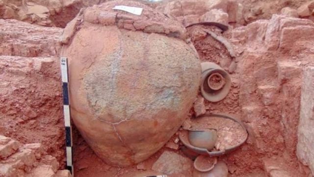 சிவகளை அகழாய்வில் கிடைத்த முதுமக்கள் தாழி.