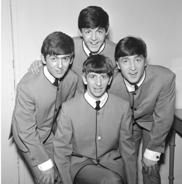 Beatles grubu Pierre Cardin imzalı giysilerle.