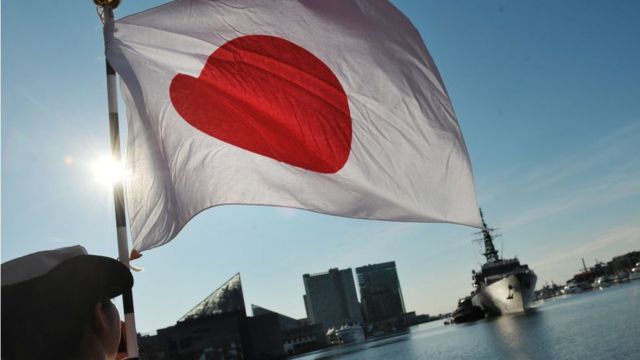 La bandera de Japón ondea sobre el mar