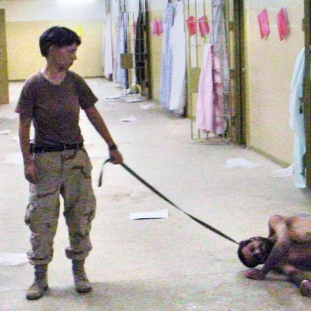 Militar estadounidense Lynndie England sosteniendo a un prisionero de un bozal por el cuello