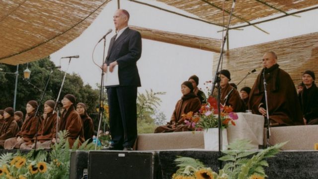 Thị trưởng Oakland Jerry Brown phát biểu trong một buổi quán niệm ở Oakland, California đầu thập niên 1990