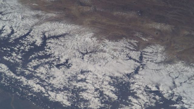 喜马拉雅山脉贯穿尼泊尔、巴基斯坦、印度、不丹、阿富汗和中国。(photo:BBC)