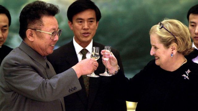 التقت أولبرايت في بيونغ يانغ بالزعيم الكوري الشمالي كيم جونغ إيل عام 2000