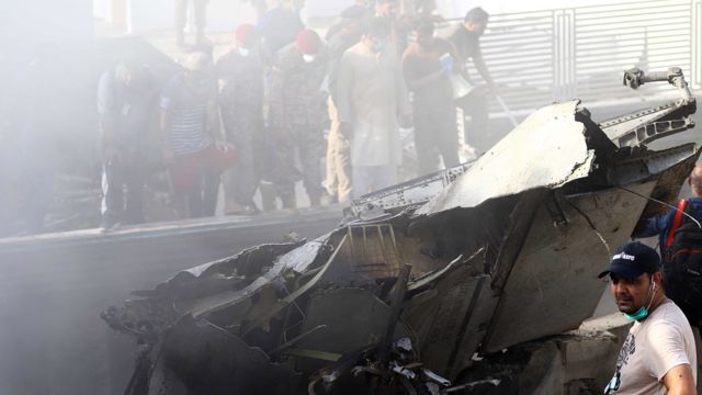 Accidente Aereo En Pakistan Decenas De Muertos Al Estrellarse Un Avion En Un Barrio Residencial De Karachi La Ciudad Mas Grande Del Pais Bbc News Mundo