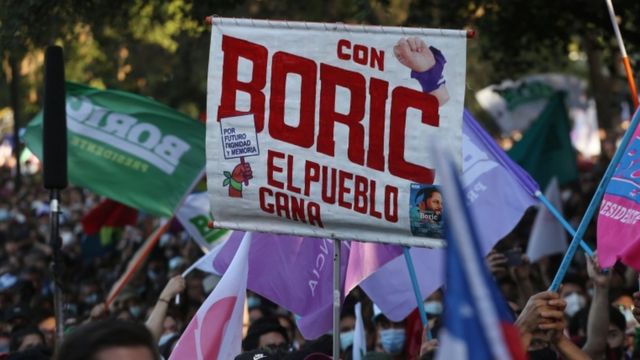 Cartazes em apoio à eleição de Gabriel Boric