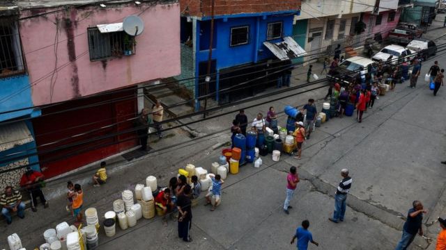 Dondequiera que encuentren una fuente de agua, los venezolanos hacen largas colas para abastecerse.