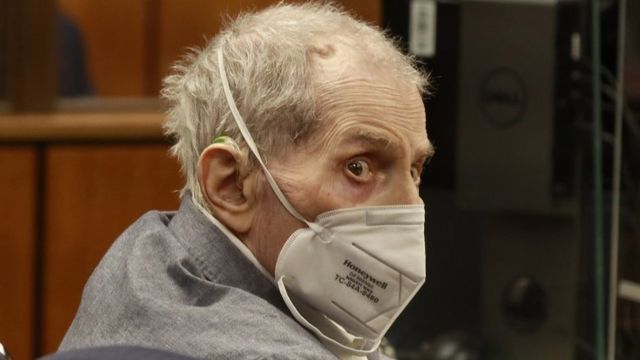 Robert Durst mirando hacia atrás en la corte con una máscara para el covid-19