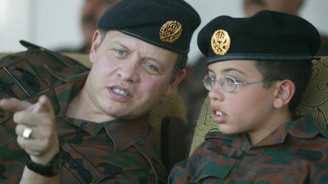 الأمير الحسين والملك عبدالله الثاني يتابعان تمرينا عسكريا في الأردن