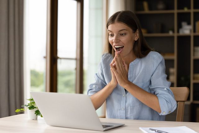 Chica feliz frente a laptop