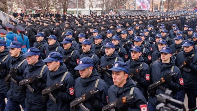 شرطة صرب البوسنة خلال عرضهم العسكري الذي حضره دوديك