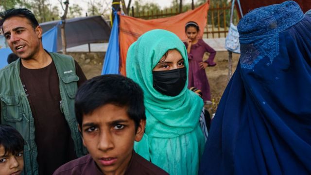 Afganos intentan buscan refugiarse fuera de las zonas de combate en las afueras de Kabul