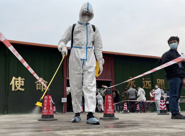 An epidemic prevention staff in Ruili is performing disinfection operations.