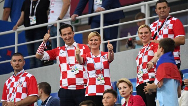 A presidente da Croácia,Kolinda Grabar-Kitarovic faz joinha em estádio na Rússia