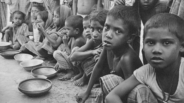Crianças esperam comida em 1970