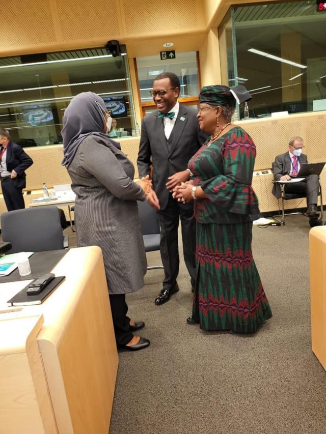 Rais wa Jamhuri ya Muungano wa Tanzania Mhe. Samia Suluhu Hassan akizungumza na Rais wa Benki ya Maendeleo ya Afrika (AfDB) Dkt. Akinumwi Adesina pamoja na Mkurugenzi Mkuu wa Shirika la Biashara Duniani (WTO) Ngozi Okonjo katika Mkutano wa Wakuu wa Nchi Wanachama wa Umoja wa Ulaya na Umoja wa Afrika (EU-AU)