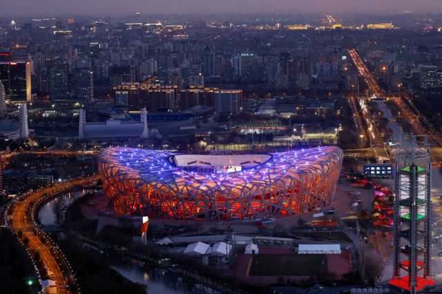 鸟巢位于北京北部的城市中轴线附近。