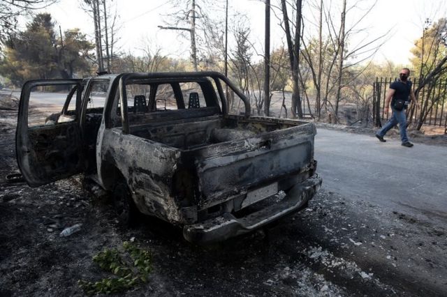 Όχημα που καίγεται στις πυρκαγιές βόρεια της Αθήνας