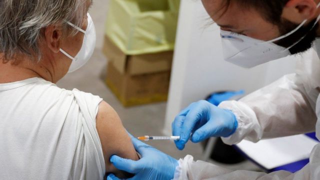 一名妇女正在接种疫苗