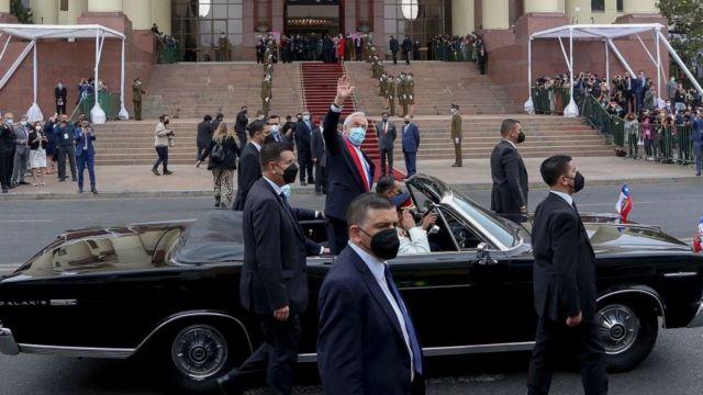 At noon, the now former president of Chile, Sebastián Piñera, arrived at the National Congress for the change of command.